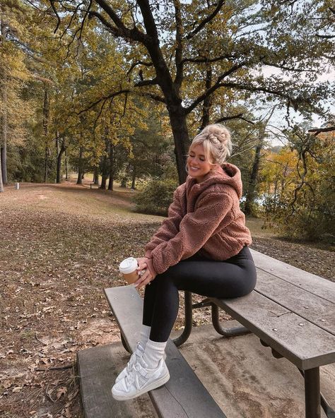 Socks Over Leggings, Fuzzy Socks, October 29, Street Style Winter, Hoodie Outfit, Sporty Style, Comfy Casual, Aesthetic Fashion, Simple Outfits