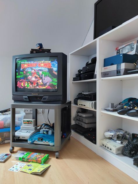 Crt Gaming Setup, Retro Game Setup, Crt Setup, Retro Gaming Setup, Retro Gaming Room, Retro Game Room, Video Game Shelf, Nintendo Room, Retro Games Room