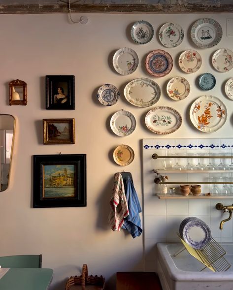 Wall Of Plates Decor, Plates Hanging On Walls, Plate Wall Kitchen, Vintage Plates On Wall, Hang Plates On Wall, Plate Rack Wall, Cottage By The Sea, Artistic Space, Plate Wall