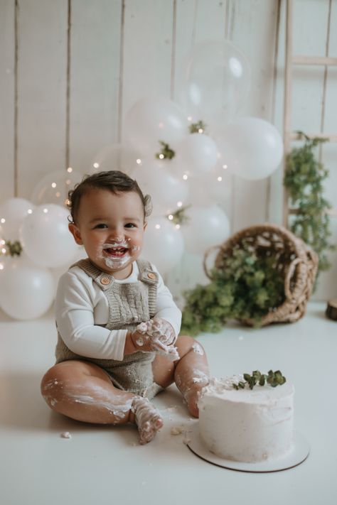 Two Year Old Birthday Photo Shoot, Foto Newborn, Baby Birthday Decorations, Photography Student, Smash The Cake, Baby Krishna, 1st Birthday Photos, Smash Cake Photoshoot, Baby Poses