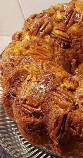 Pecan Upside Down Cake. 1 yellow... - Grandma’s Old Recipes Pecan Upside Down Cake, Pecan Pie Filling, Pecan Cake, Caramel Pecan, Banana Cream Pie, Types Of Cakes, 3 Eggs, Bundt Pan, Yellow Cake