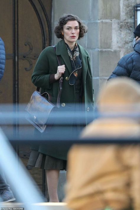 Keira was seen in Cambridge, Mass yesterday to begin filming the Boston Strangler movie... Keira Knightley Boston Strangler, Boston Strangler Movie, Journal Printouts, Boston Strangler, James Righton, Dr Face, Kiera Knightly, Movie Journal, Cambridge Massachusetts