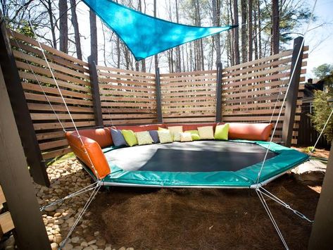 THis looks both fun and relaxing! 15 Family-Friendly Backyard Designs : Outdoors : HGTV Trampoline Upcycle, Recycled Trampoline, Old Trampoline, Chill Lounge, Rustic Outdoor Decor, Pergola Diy, Outdoor Trampoline, Backyard Trampoline, Backyard Shade