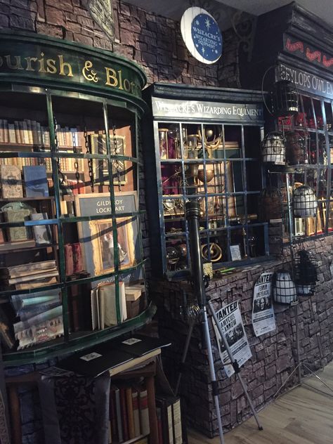 Diagonally Harry Potter, Harry Potter Diagon Alley Shops, Diagon Alley Decorations, Diagon Alley Aesthetic, Harry Potter Shopping, Diagon Alley Shops, Harry Potter Library, Harry Potter Diagon Alley, Harry Potter Miniatures