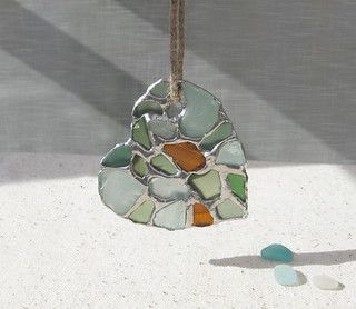 sg hanging heart | Paul Jones | Flickr Sea Glass Diy, Sea Glass Mosaic, Sea Glass Art Projects, Beach Glass Crafts, Art Coquillage, Uk Beaches, Bijoux Fil Aluminium, Beach Glass Art, Glass Art Projects