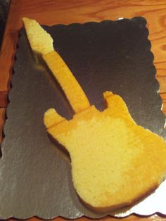 Guitar Cake Template Free Printable, Electric Guitar Cake, Guitar Birthday Cakes, Guitar Tabs Acoustic, Piano Cakes, Music Cakes, Guitar Crafts, Cake To Go, Guitar Cake