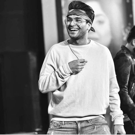 Black and white🖤🖤His smile..O my goshh😍😍 Asim Azhar, Hira Mani, Hania Amir, His Smile, Diamond Free, Pakistani Actress, Vintage Logo, Long Sleeve Tshirt Men, Singing