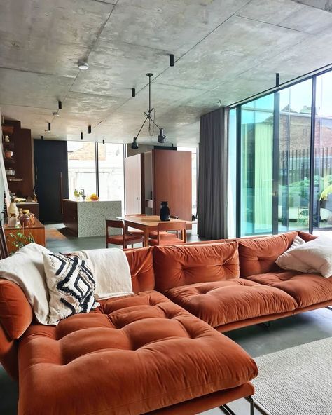 Red Sofa Living Room, Saba Italia, Velvet Sofa Living Room, Interior Design Per La Casa, Design Del Prodotto, Living Room Decor Apartment, Living Room Inspo, New Living Room, Couches Living Room