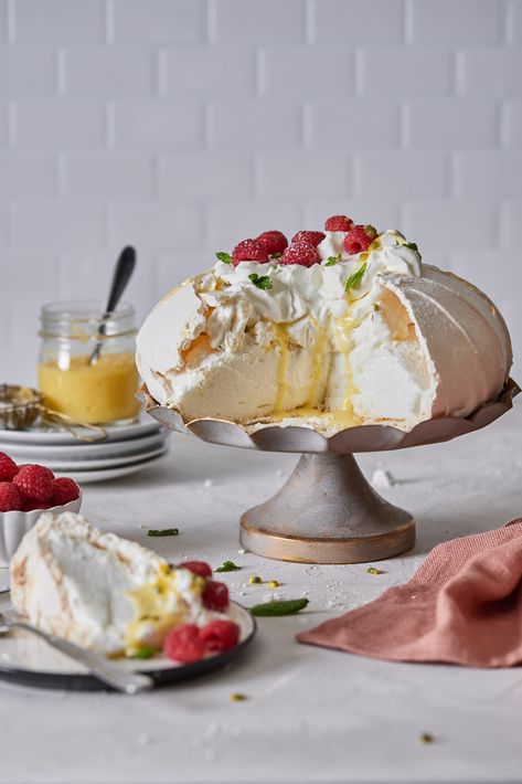 Pavlova Dessert, Pavlova Cake, Pavlova Recipe, Pavlova, Meringue, Custard, Dessert Recipes Easy, Just Desserts, Tray Bakes