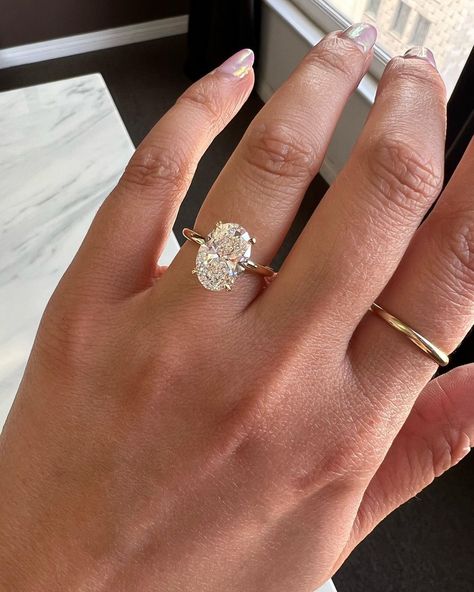 Gold Oval Engagement Ring, Gold Band Engagement Rings, Gold Band Wedding Ring, Big Engagement Rings, Pretty Engagement Rings, Drømme Liv, Dream Wedding Ring, Cute Engagement Rings, Oval Cut Engagement Ring