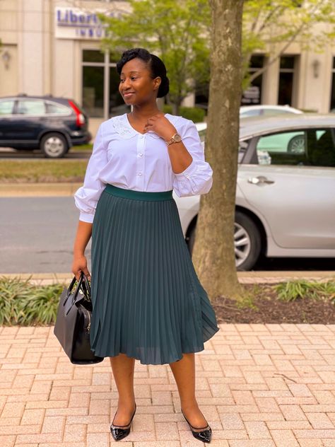 Green Pleated Skirt Outfit, White Top Outfit, Dark Green Skirt, White Tops Outfit, Army Green Skirt, Green Pleated Skirt, Pleated Skirt Outfit, Skirt White, Green Skirt