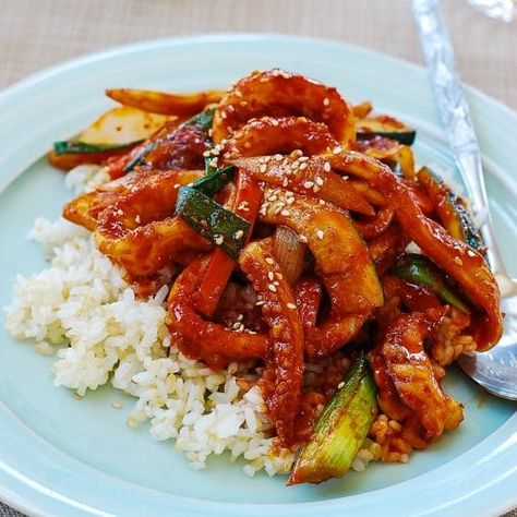 Korean Squid Recipe, Seafood Stir Fry, Squid Dishes, Octopus Recipes, Calamari Recipes, Squid Recipes, Asian Side Dishes, Oxtail Recipes, Spicy Korean