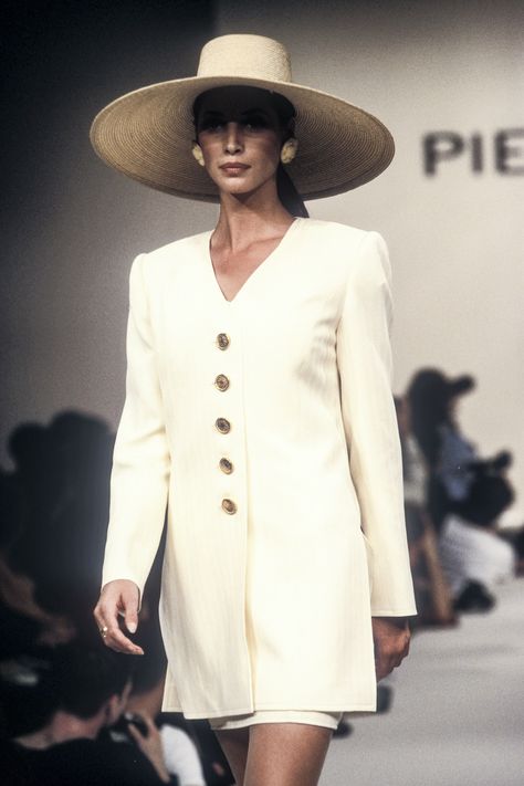 Beauty And Fashion Balmain Fashion, Original Supermodels, Christy Turlington, Princesa Diana, Pierre Balmain, Beauty And Fashion, Look Vintage, Formal Outfit, 90s Fashion