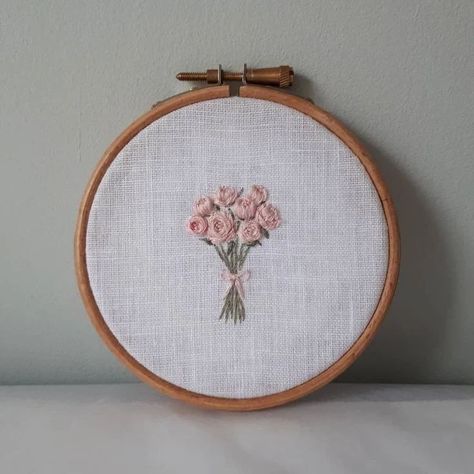 #postoftheday #embroiderydesign Flower Embroidery Aesthetic, Peony Embroidery Simple, Peony Flower Embroidery, Peonies Embroidery, Embroidered Peonies, Embroidered Peony, Embroidery Peony, Embroidery Bouquet, Peony Embroidery