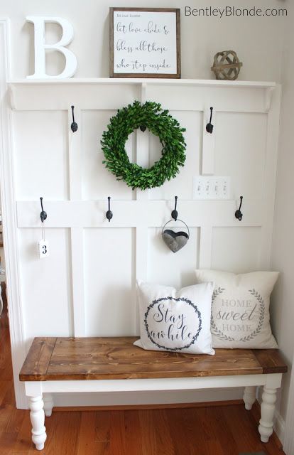 Front Entryway Decor, Rustic Farmhouse Entryway, Farmhouse Bench Diy, Diy Entryway Bench, Farmhouse Mudroom, Mudroom Decor, Rustic Entryway, Farmhouse Bench, Farmhouse Entryway