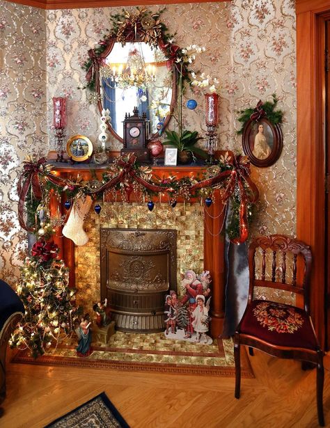 Antiques abound in this Victorian home's Christmas decor_Milwaukee Journal Sentinel Victorian Winter Decor, Brindlewood Bay, Edwardian Christmas, Old Fashioned Christmas Decorations, Victorian Christmas Decorations, Winter Board, European Christmas, Dollhouse Christmas, Christmas Fireplace Decor