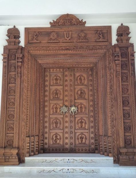 Temple Doors Indian, South Indian Main Door Design, Indian Main Door Designs, Puja Mandap, Vishnu Sculpture, Temple Doors, Main Door Design Photos, Temple Door, Pooja Door