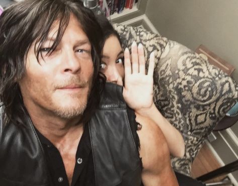 Christian Serratos, Norman Reedus, Walking Dead, The Walking Dead, Walking, Log In, Log, Bts