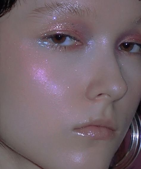 Shiny Face Makeup, Iridescent Highlight Makeup, Opal Makeup Look, Opalescent Makeup, Pink Pearl Makeup, Iridescent Makeup Looks, Shiny Makeup Look, Pearlescent Skin, Iridescent Eye Makeup