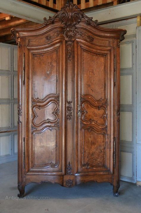 Antique Wooden Wardrobe, 18th Century French Interior, 18th Century Room, French Wardrobe Furniture, 18th Century Furniture, 1700s Furniture, Classic Wardrobe Furniture, 18th Century Bedroom, Decorative Wardrobe