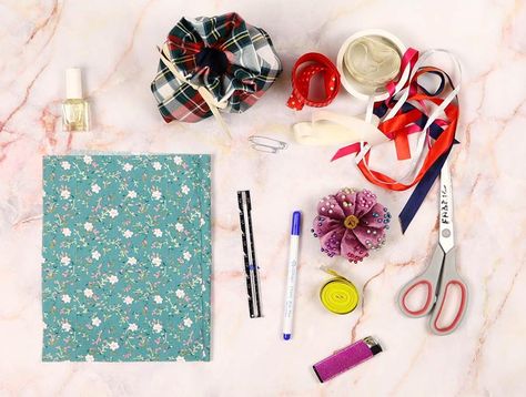 DIY Fabric Gift Bag / How To Make A Cloth Gift Bag ⋆ Hello Sewing Hello Sewing, Fabric Gift Bag, Gift Bags Diy, Homemade Sweets, Fabric Glitter, Ribbon Ends, Personalized Gift Bags, Fabric Pen, How To Make Box