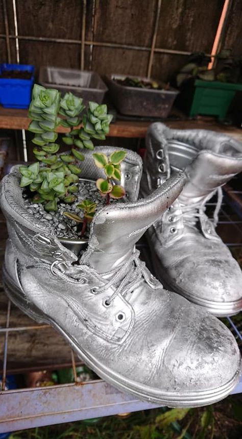 Shoe Containers, Thrift Store Upcycle, Garden Boots, Upcycle Projects, Diy Planters, Thrift Store, Garden Planters, Flower Shop, Green Thumb