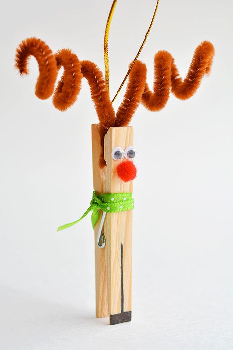 These clothespin reindeer are SO CUTE! In less than 5 minutes you can make an adorable homemade Christmas ornament using only dollar store supplies! Christmas Crafts With Clothes Pins, Clothespin Christmas Crafts, Christmas Assessories, Clothes Pin Reindeer, Clothes Pin Crafts For Kids, Christmas Ornaments Homemade Rustic, Clothespin Reindeer, Noodle Horse, Homemade Christmas Ornament