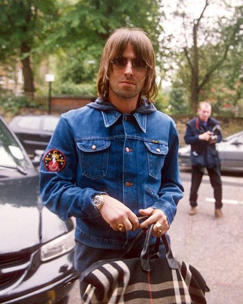 𝐖𝐇𝐘 𝐌𝐄? 𝐖𝐇𝐘 𝐍𝐎𝐓 en Instagram: “liam wearing jeans is sooo hot 🥵❤️ - #liamgallagher #oasis #noelgallagher #90s #britpop #asyouwere #beadyeye #lg #manchester…” Liam Gallagher Style, 90s Britpop, Oasis Style, Liam Gallagher Oasis, Oasis Band, 90s Outfits, 60’s Style, Why Me, Noel Gallagher