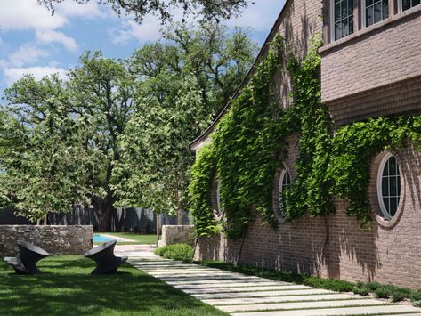 Tour an Austin, Texas, Home Where Stunning Modernism Meets Traditional Design | Architectural Digest | Architectural Digest Huge Front Yard, Small Sitting Area, Round Top Antiques, Los Angeles Apartments, Brick Columns, Work In New York, Famous Architects, Glass Facades, Mies Van Der Rohe