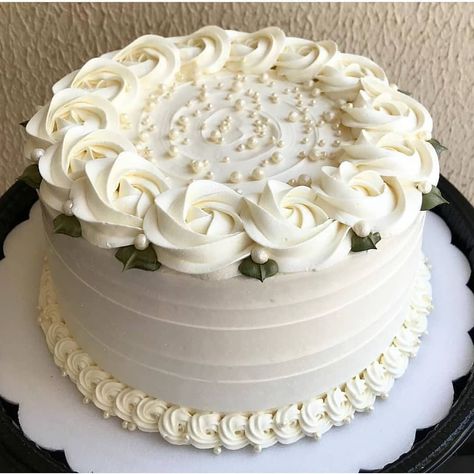 White Decorated Cake, Butter Icing Cake Designs, White Cake Design, White Birthday Cakes, Rosette Cake, Simple Cake Designs, Creative Cake Decorating, Cake Decorating Designs, Cake Icing