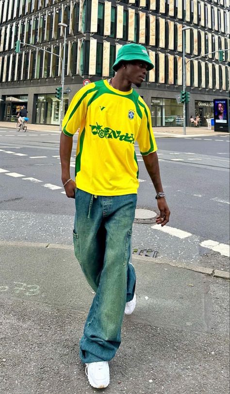 Brazilian Fashion Street, Brazilian Outfits Men, How To Style Yellow Shirt, Brazil Streetwear, Brazilian Party, Soccer Streetwear, Soccer Fashion, Football Streetwear, Apparel Design Inspiration