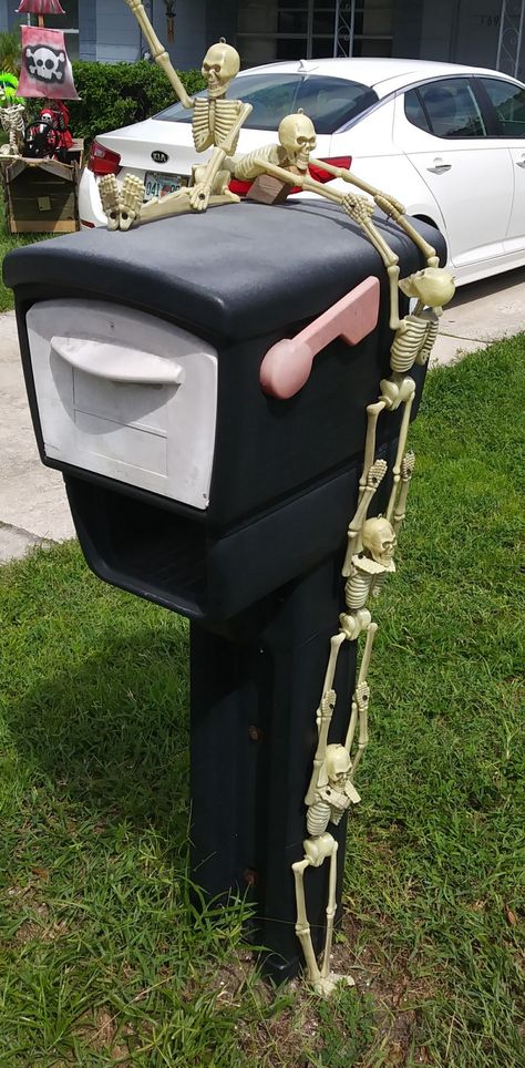 Mailbox Skeletons, Halloween Mailbox Decorating Ideas, Diy Halloween Mailbox Decor, Halloween Mailbox Ideas, Mailbox Halloween Decor, Halloween Mailbox Decor, Halloween Mailbox Decorations, Fall Mailbox Decor, Skeleton Poses