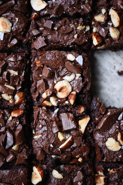 Hazelnut Tahini Brownies Tahini Brownies, Vegan Coconut Ice Cream, Patisserie Vegan, Resep Brownies, Vegan Brownie, Vegan Dessert Recipes, Vegan Sweets, Chocolate Hazelnut, Chocolate Brownies