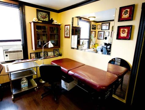 Small Tattoo Shop Interior, Small Tattoo Studio Interior, Small Tattoo Studio, Tattoo Room Ideas, Tattoo Room, Tattoo Shop Interior, Tattoo Shop Decor, Tattoo Studio Interior, Salon Tattoo