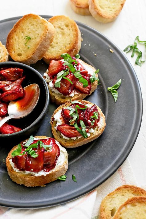 Strawberry Bruschetta is a great way to enjoy strawberries during strawberry season. To make this recipe for bruschetta with strawberries, sliced strawberries are roasted with balsamic vinegar and spooned on top of toasty bread that has been spread with goat cheese. The flavor of the strawberries pairs amazing with the tangy goat cheese, balsamic vinegar, and fresh basil. You'll love how easy this strawberry balsamic bruschetta recipe is to prepare. Bruschetta Recipe Balsamic, Endive Appetizers, Strawberry Bruschetta, Balsamic Bruschetta, Simple Sides, Endive Recipes, Roasted Strawberry, Summer Appetizers Easy, Goat Cheese Crostini