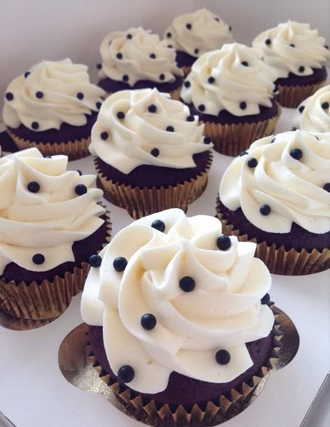 Black And White Birthday Food, Black Gold Cupcakes Ideas, Black And White Cupcakes Birthday, Wedding Cupcakes Black And White, Black And White Birthday Cake Ideas, Black And White Wedding Desserts, Black Cupcakes Ideas, Black And White Wedding Dessert Table, Black And White Food Ideas