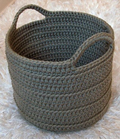 Modern Haken, Crocheted Basket, Hantverk Diy, Crochet Basket Pattern Free, Crochet Storage Baskets, Crochet Storage, Confection Au Crochet, Basket Pattern, Crochet Gratis