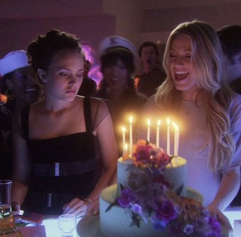 17th Birthday Aesthetic, Waldorf Birthday Party, Gossip Girl Party, Gossip Girl Blair Waldorf, New York Socialites, Blair And Serena, Gossip Girl Blair, Birthday Aesthetic, Concert Outfit Summer