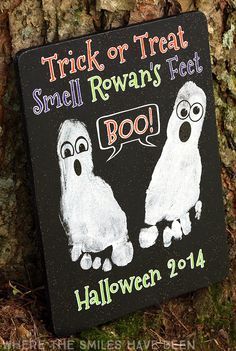 This is so adorable!  What a great keepsake idea for a baby's first Halloween!  Halloween Footprint Craft: A Ghostly Keepsake! | DIY Halloween Crafts Footprint Craft, Hallowen Ideas, October Crafts, Halloween Memes, Baby Art Projects, Footprint Crafts, Halloween Arts And Crafts, Baby First Halloween, Footprint Art