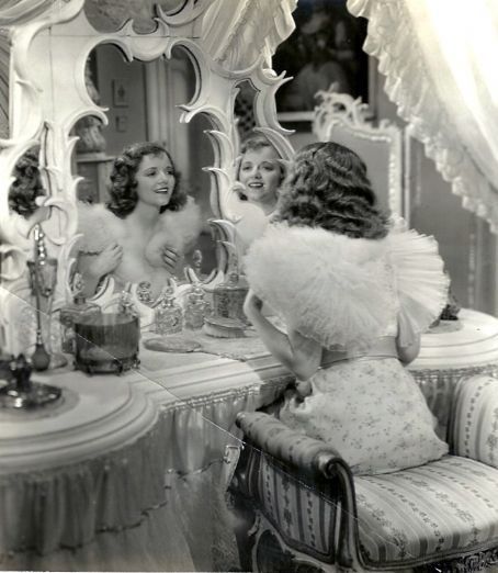 GLAMOUR Cabelo Pin Up, Janet Gaynor, All Is Vanity, Vintage Dressing Tables, Old Hollywood Glam, Vintage Glam, Hollywood Glam, Old Hollywood Glamour, Vintage Vanity