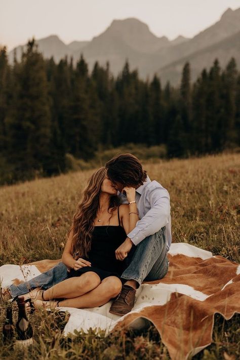 Couples Photo Shoot Mountains, Country Fall Pictures Couple, Engagement Photo Poses Mountains, Cute Country Engagement Pictures, Engagement Photos On Blanket, Engagement Photos With Jeans, Colorado Couples Photography, Flagstaff Engagement Photos, Summer Mountain Engagement Photos