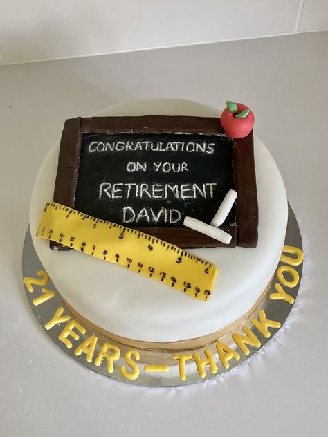 Retirement Theme Cake, Teacher Retirement Cake, Blackboard Classroom, Congratulations On Your Retirement, Teacher Cakes, Retirement Cake, Black Fondant, Vanilla Sponge, Cake Making