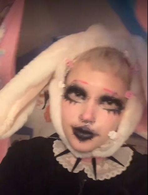 2020 Alt Makeup Cringe Arson, 2020 Alt Makeup Cringe, 2020 Makeup Trends Alt, 2020 Alt Makeup, Makeup Ideas Tiktok, 2020 Makeup Trends, Tiktok Alt, 2020 Core, Alt Tiktok