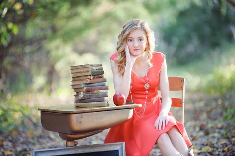 Senior photo shoot with a vintage desk and antique school books. School Bus Photo, Back To School Vintage, Old School Desks, Bus Photo, Senior Photo Shoot, Mini Photo Shoot, Photography Mini Sessions, School Desk, Vintage Photoshoot