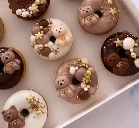 Bee Baby Shower Decoration, Easy Christmas Cake Recipe, Fancy Donuts, Chocolate Ideas, Cupcake Decorating Tips, Baby Shower Treats, Christmas Cake Recipes, Bee Baby Shower, Fancy Desserts