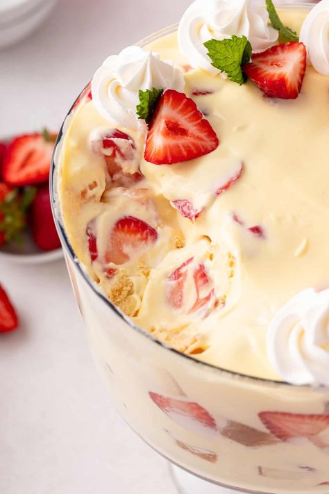 Strawberry Trifle - My Baking Addiction Dessert With Mascarpone Cheese, Easy Berry Trifle Recipe, Easy Strawberry Trifle, Trifle Strawberry, Trifle Bowl Desserts, Berry Trifle Recipe, Pudding Trifle, Easy Trifle, Pumpkin Trifle