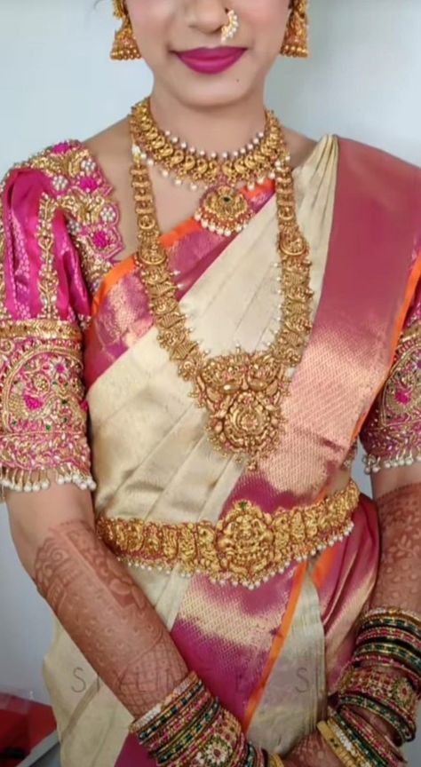 Pink Saree Jewellery, Cream And Pink Saree, Gold Wedding Saree, Big Gold Hoop Earrings, Magam Work Designs, Rangoli Designs Videos, Vaddanam Designs, Magam Work, 22 Carat Gold Jewellery