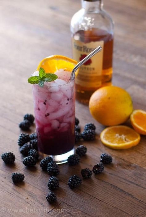 Blackberry Bourbon Fizz Cocktail - Betsylife Bourbon Fizz, Blackberry Bourbon, Fall Cocktail, Fall Cocktails, Perfect Cocktails, Delicious Cocktails, Signature Drinks, Craft Cocktails, Party Drinks