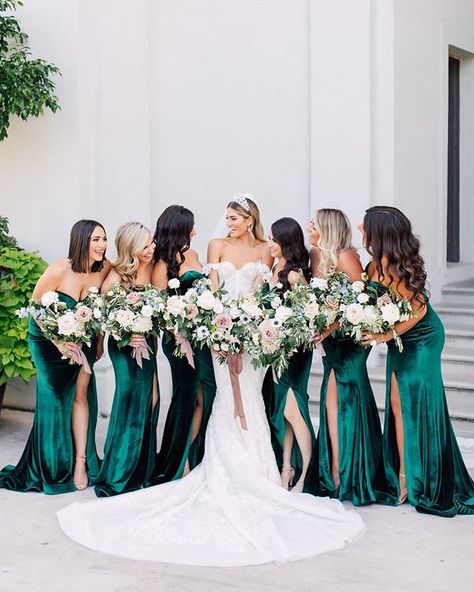 La Vie En Rose - WedLuxe Magazine Wedding Pallet, Bridesmaid Looks, Babysitting Crafts, Velvet Bridesmaid, Sweetheart Bridesmaids Dresses, Colour Themes, Emerald Green Weddings, Velvet Bridesmaid Dresses, Wedding Colour