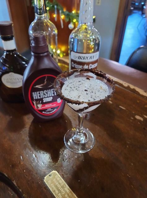 Cocktail of the Week: Oreo Cookie Martini - Wausau Pilot & Review Oreo Martini, Oreo Cocktail, Cookie Martini, Restaurant Foods, Chocolate Cocktails, Candy Drinks, White Cocktails, Vodka Martini, Chocolate Oreos